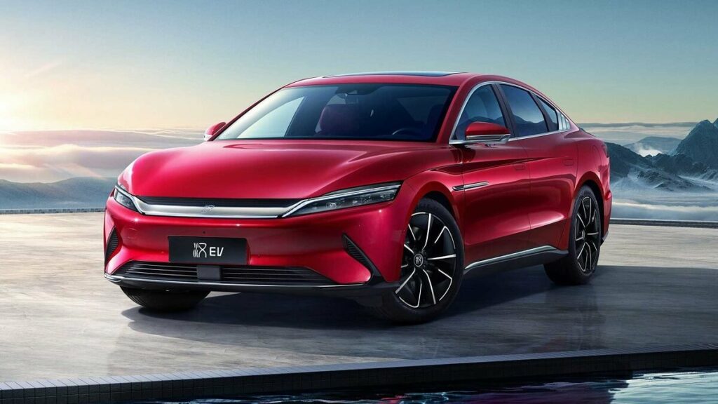 Foto frontal de um BYD Han EV 2023
