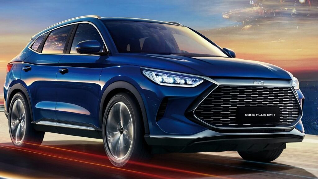 Foto dianteira de um Song Plus andando em uma estrada