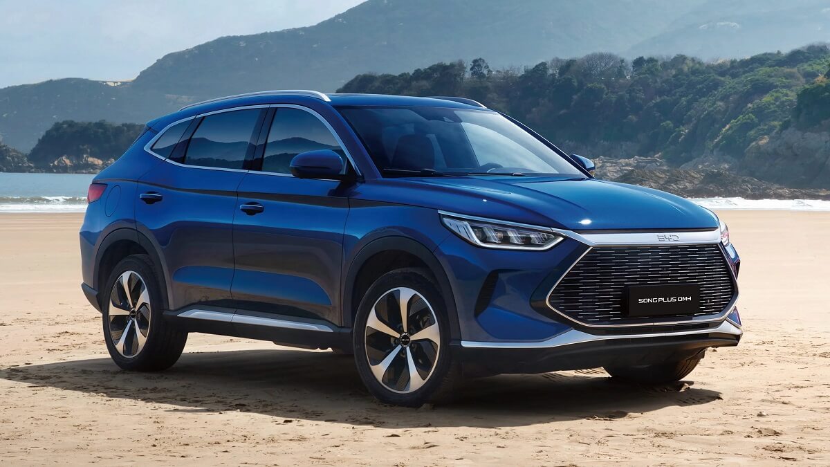 Foto frontal de um BYD Song Plus 2023 na praia