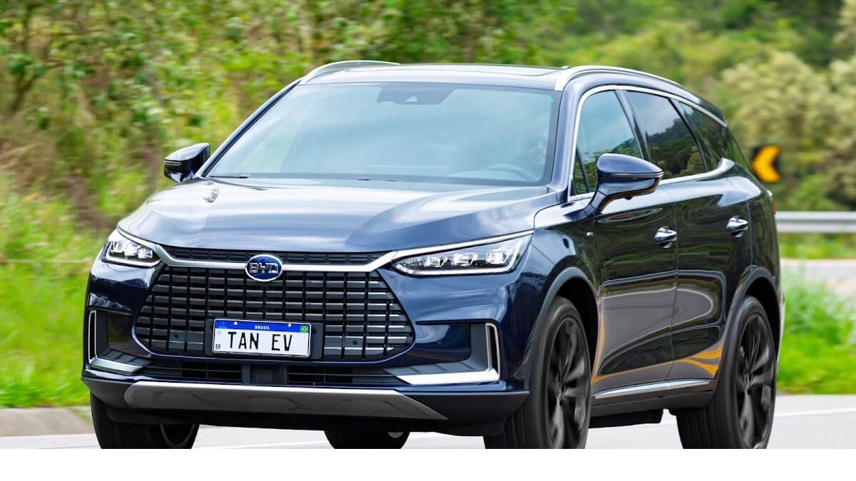 Foto frontal de um Tan em uma estrada