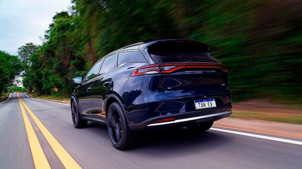 Foto da traseira de um BYD Tan EV 2023