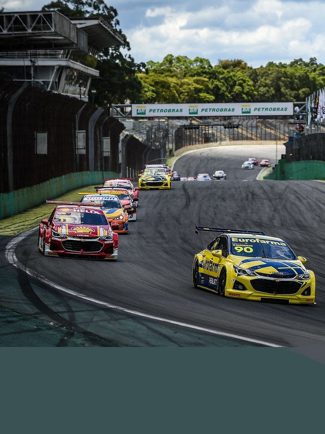 Foto de carros de corrida na pista
