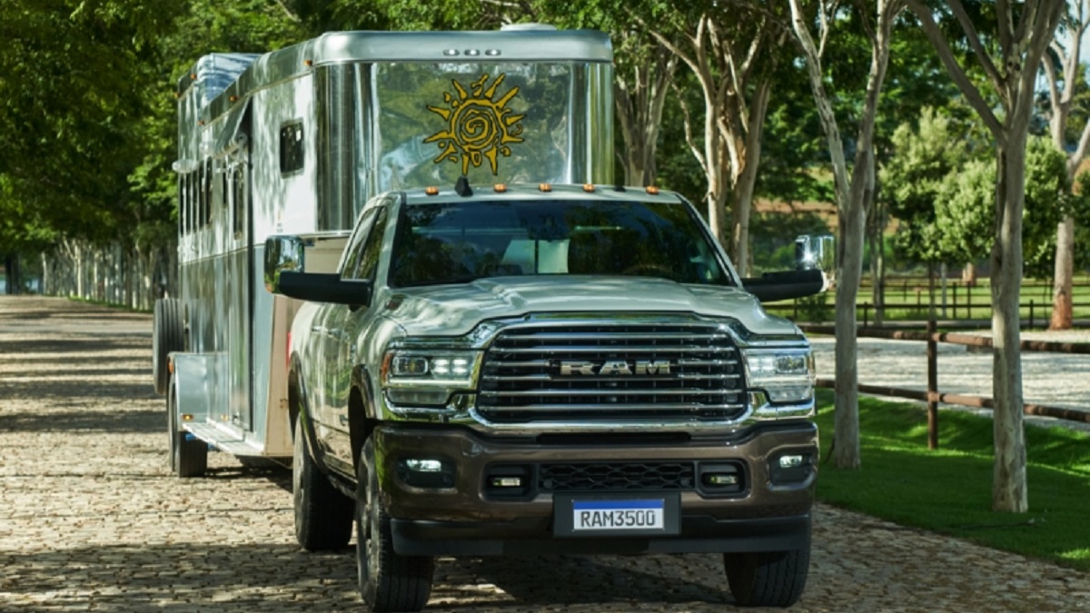 RAM 3500 2023 rebocando trailer