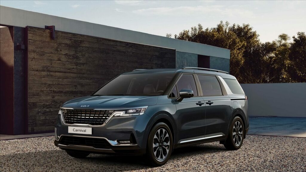 Foto frontal de um Kia Carnival 2023
