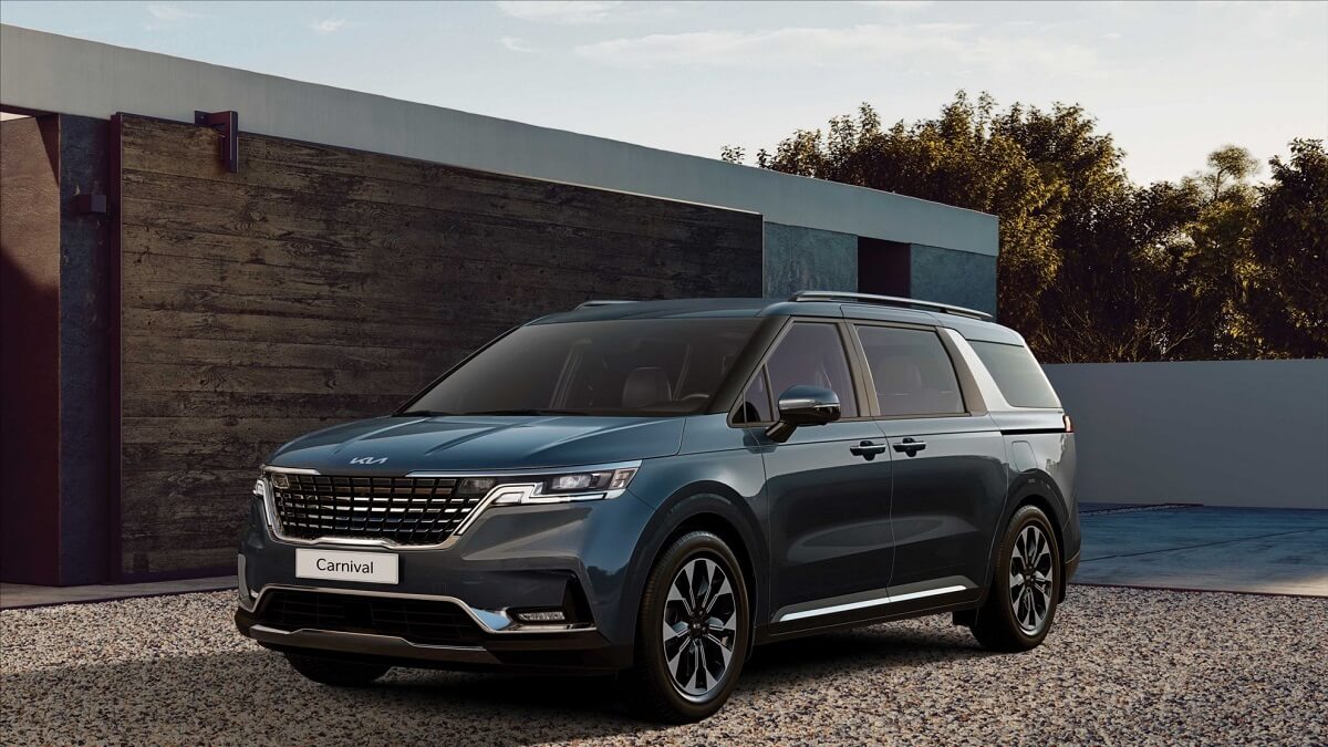 Foto frontal de um Kia Carnival 2023