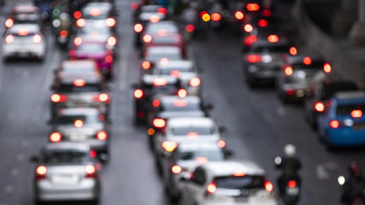 Foto de vários carros em uma estrada, IPVA PcD 2023