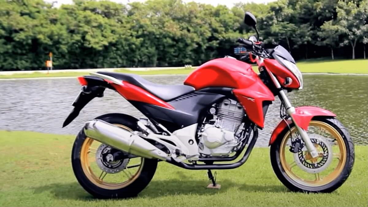 Foto lateral de uma CB 300