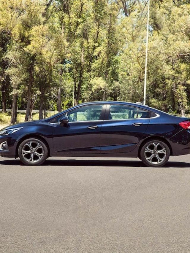 Cruze azul, de lado.