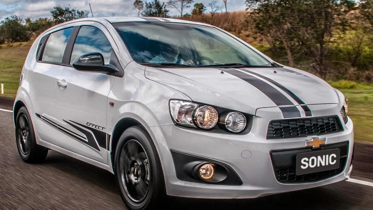 Foto de um Chevrolet Sonic em 2023, branco