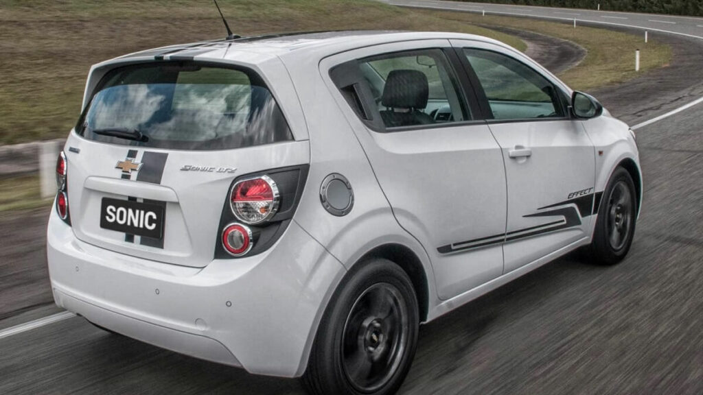 Foto da traseira de um Chevrolet Sonic 2014 em 2023 o carro é branco