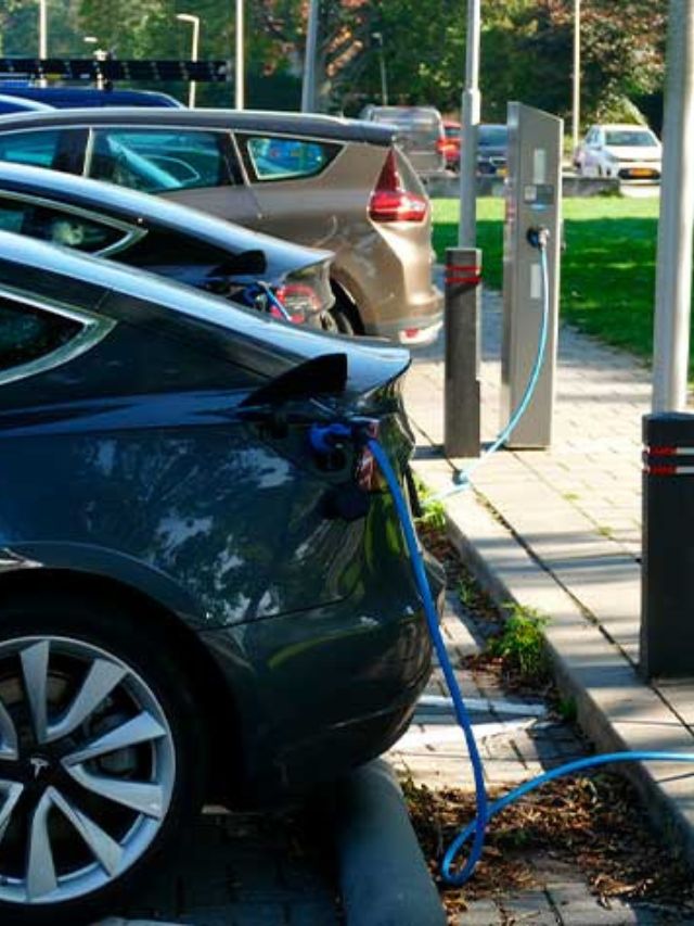 Carros elétricos sendo carregados