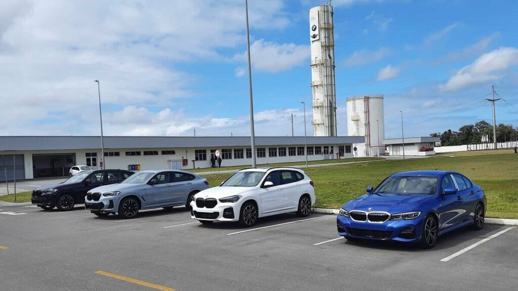 Foto de vários carros da BMW no pátio da empresa