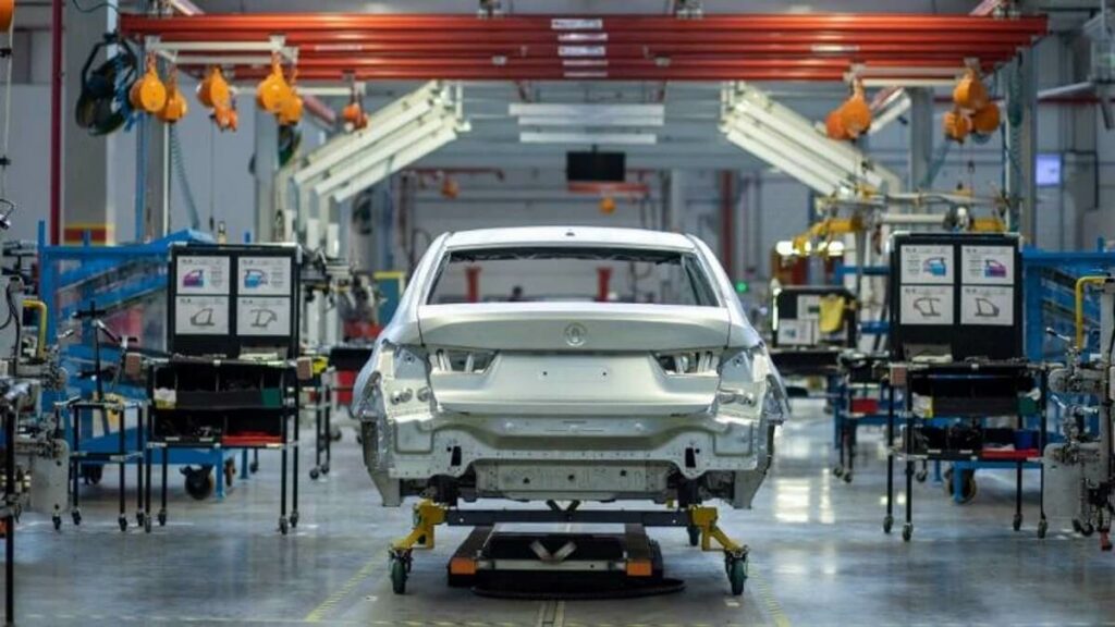 Foto de um carro sendo produzido