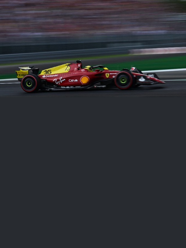 Foto de um piloto da F1 correndo no GP da Itália Monza Ferrari