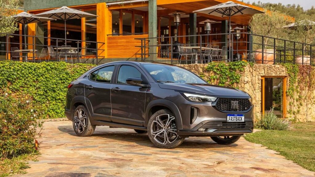 Foto frontal de um Fiat Fastback 2023