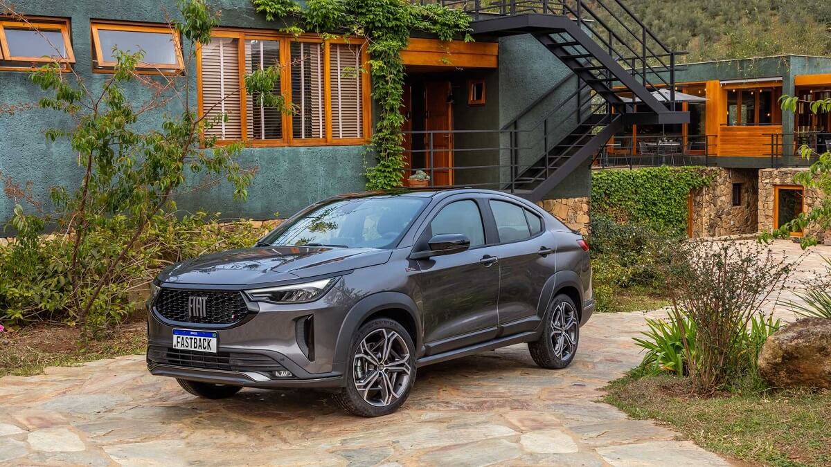 Foto frontal de um Fastback 2023