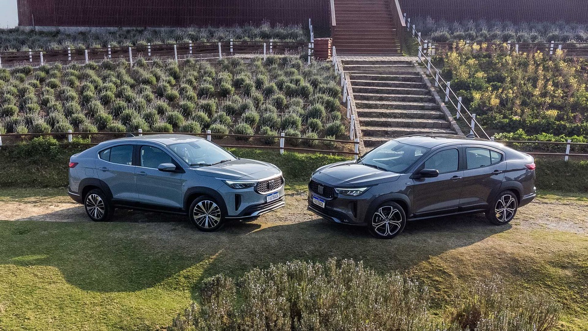 Foto de dois Fiat Fastback 2023 estacionados na frente de uma residência