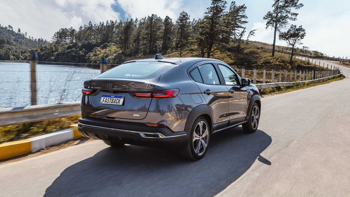 Foto traseira de um Fiat Fastback 2023 em uma estrada