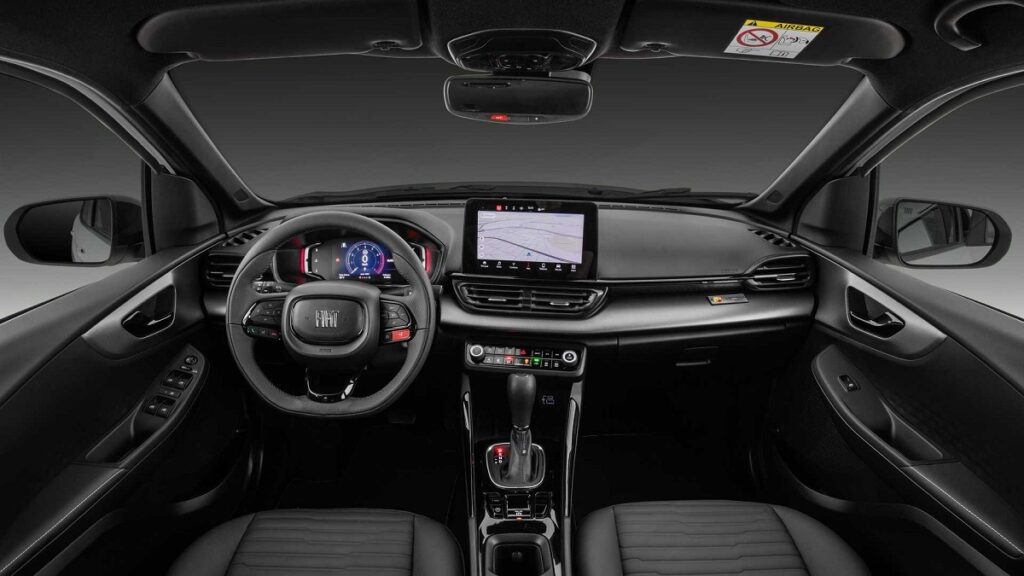 O interior do Fiat Fastback 2023 todo preto, com enorme painel