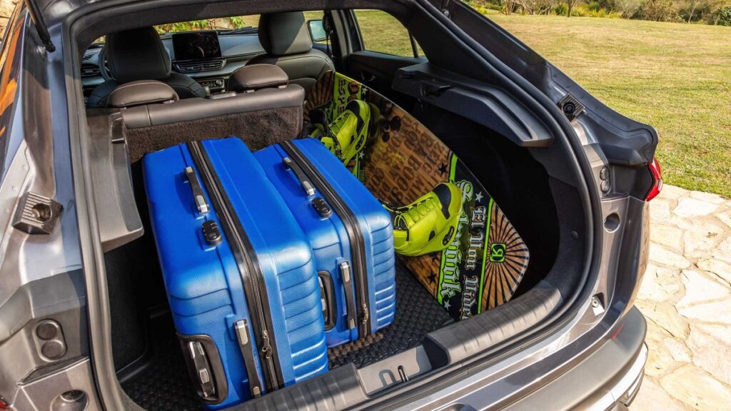 Foto do porta-malas interno do Fiat Fastback 2023