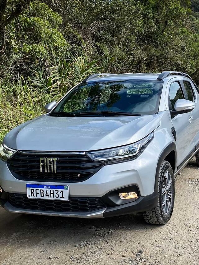 Foto frontal de uma Fiat Strada prata