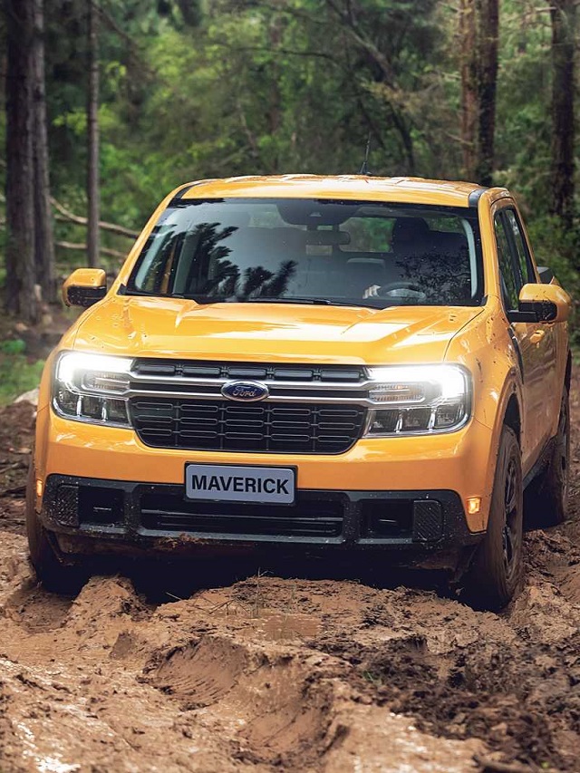 Foto frontal de uma Maverick Híbrida na lama