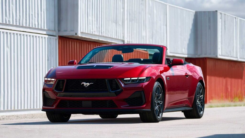Foto de um Ford Mustang 2024 vermelho