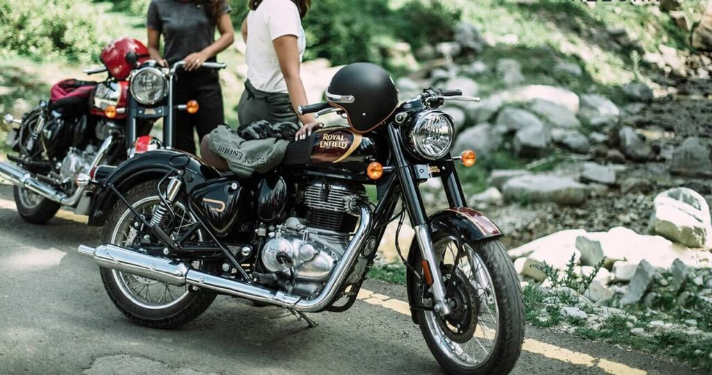 Mulheres escoradas na Classic 350.