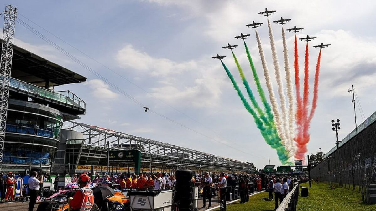 Foto dos aviões soltando fumaça verde branca e vermlelha, cores da bandeira da Itália, GP de Monza