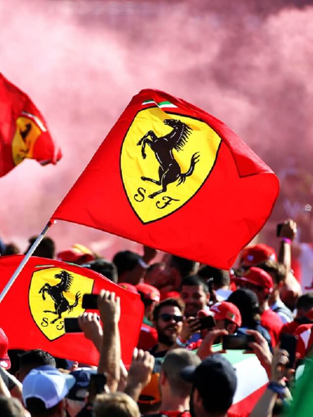 Foto das bandeiras da Ferrari em Monza