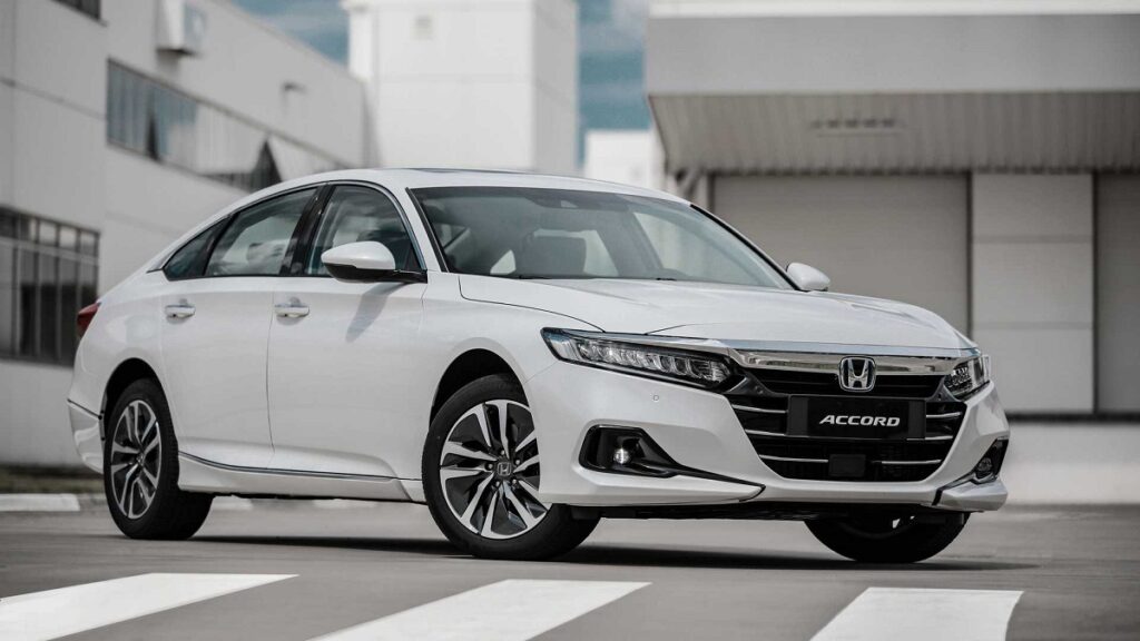 Foto frontal de um Honda Accord branco 2023