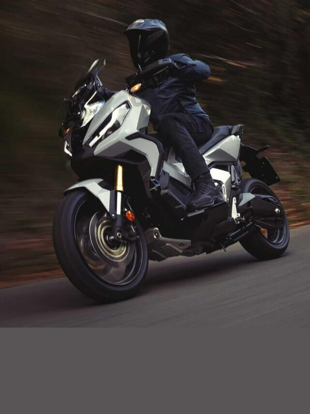 Foto lateral de uma pessoa andando com uma X-ADV 750 2023