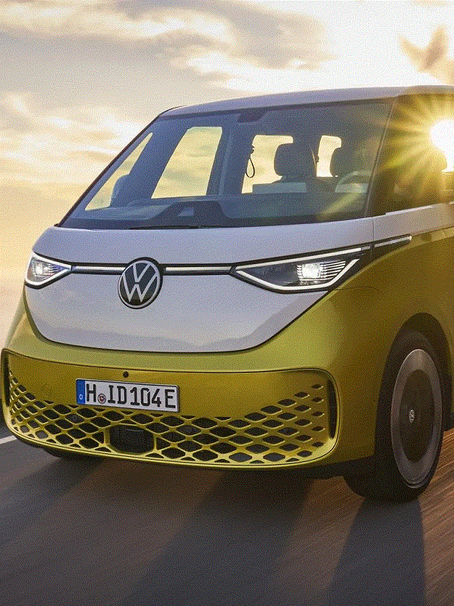 Foto frontal de uma Kombi 2023 elétrica