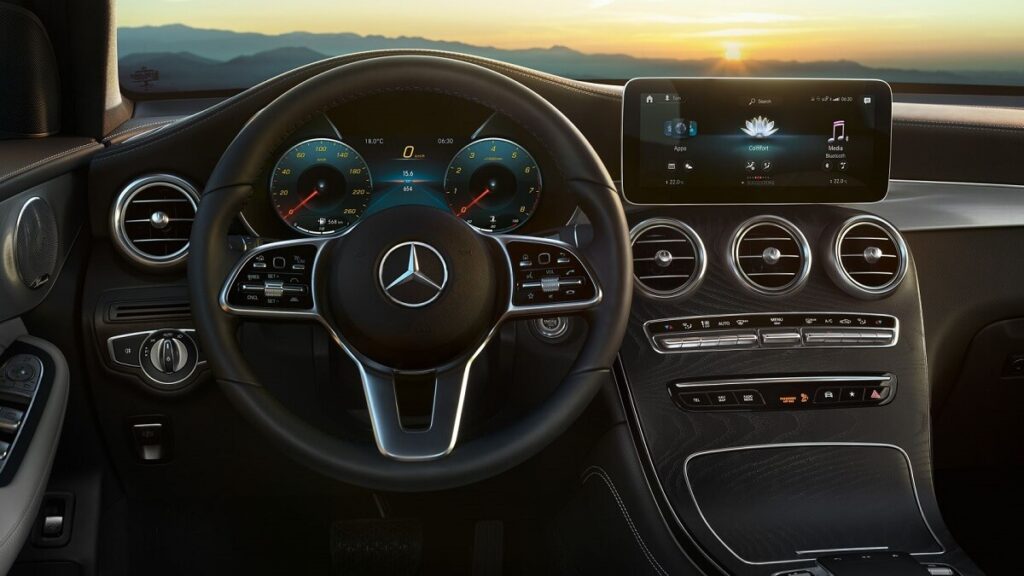 Interior moderno da GLC 2023.