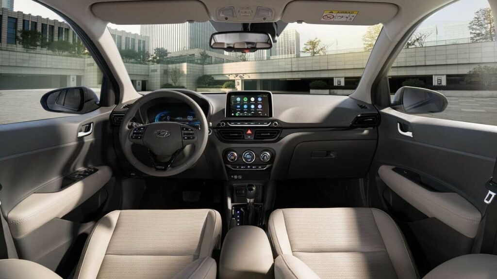 Foto do interior do HB20S 2023, a foto mostra o painel e os bancos do carro