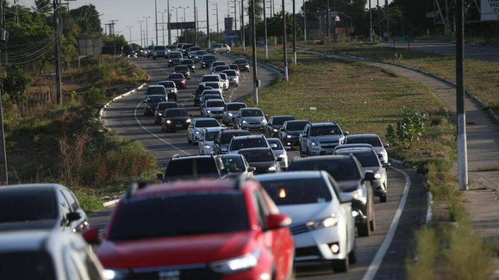 Foto de vários carros em uma fileira dentro de uma estrada geral