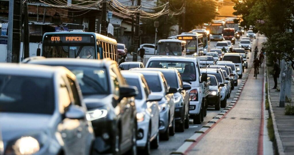 Foto de uma fileira de carros