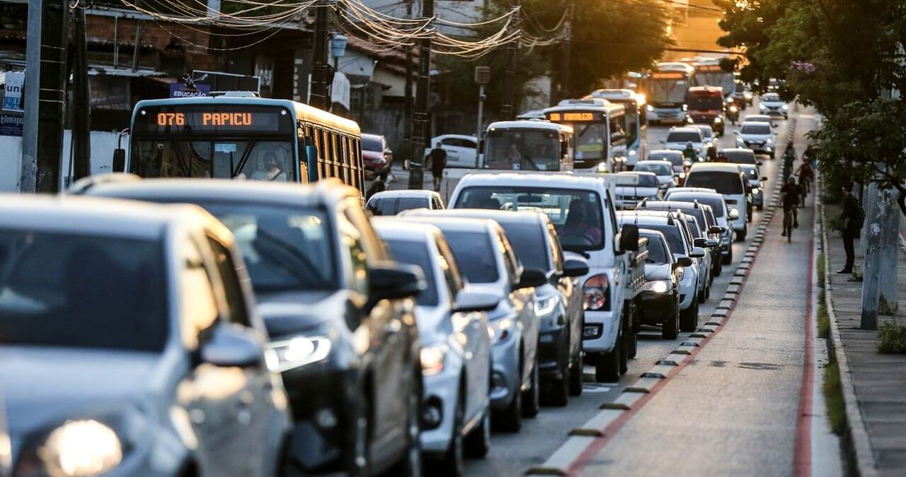 Foto de uma fileira de carros que contribuem com o IPVA