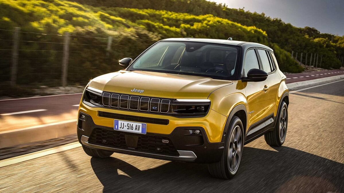 Foto de um Jeep Avenger elétrico amarelo