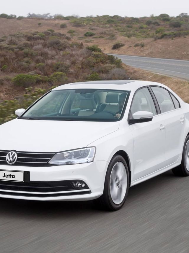 Jetta branco, no asfalto.