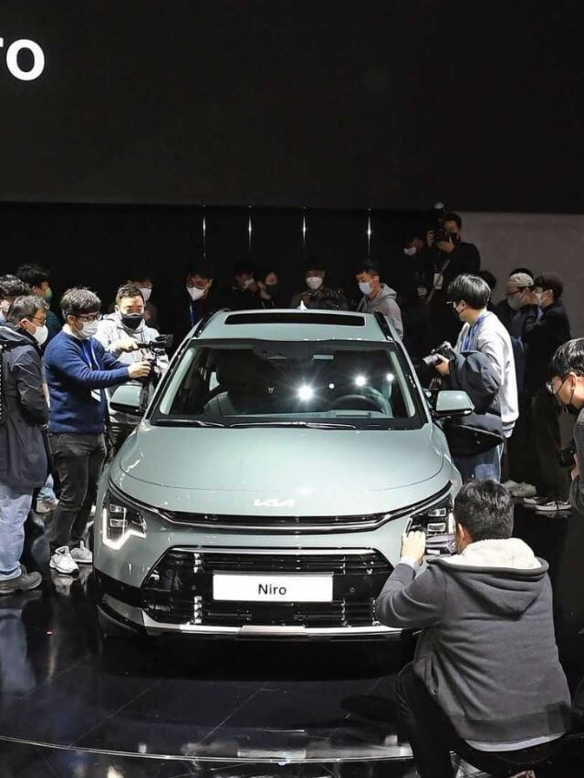 Kia Niro 2023 rodeado de pessoas.