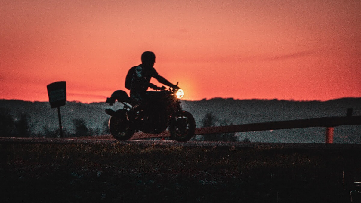 Foto de uma motocicleta no pro do sol, não da de descobrir qual é a motor, Leoparda