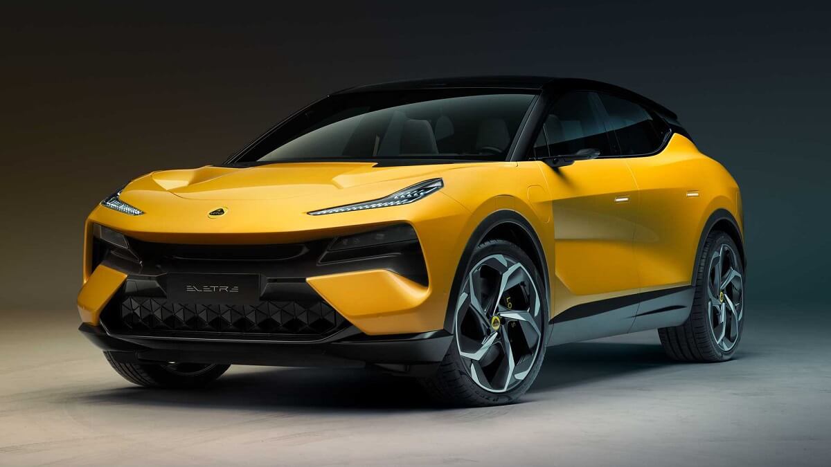 Foto de um Lotus Eletre 2023 amarelo