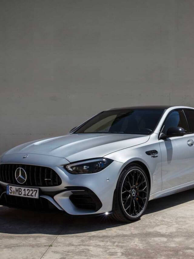 Foto lateral frontal de um AMG C63