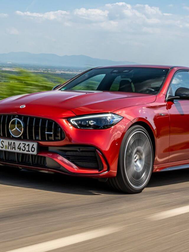 Mercedes Classe C vermelha.