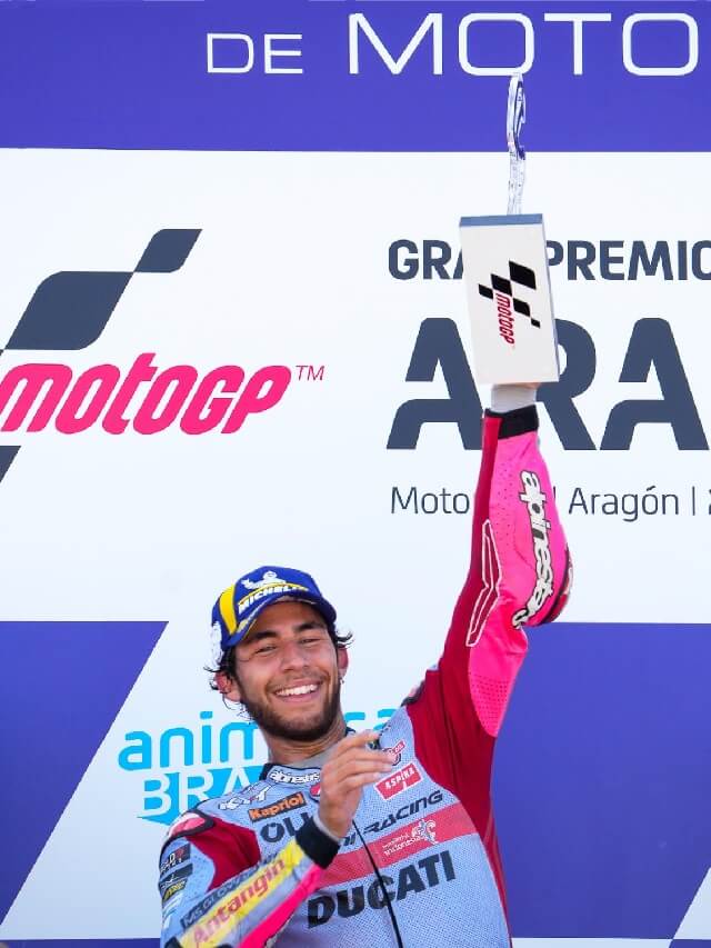 Foto do piloto Bastianini comemorando a conquista do GP
