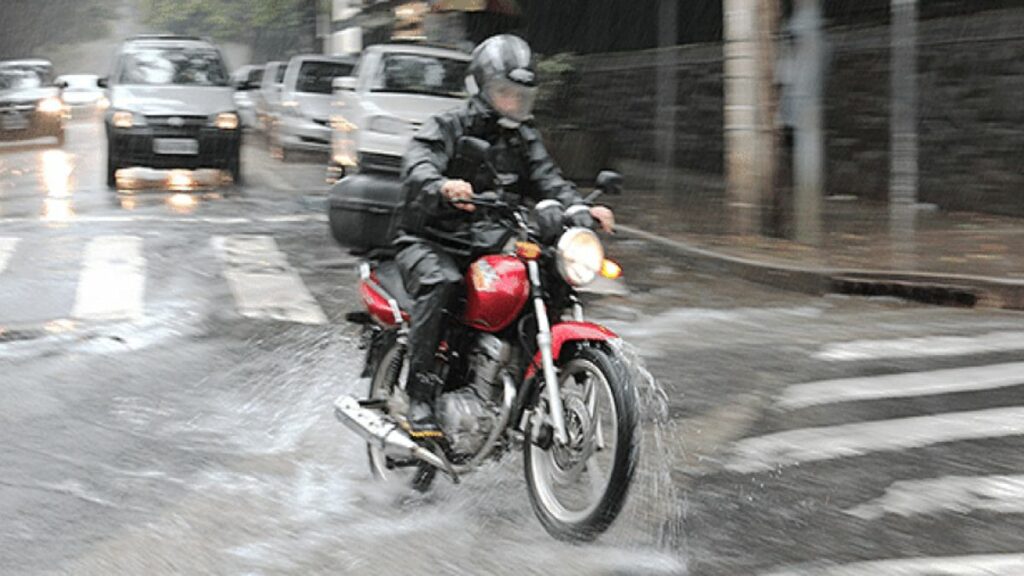 Como Dirigir Moto Na Chuva?