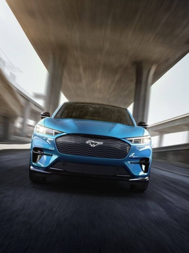 Mustang Mach-E 2023 de frente.