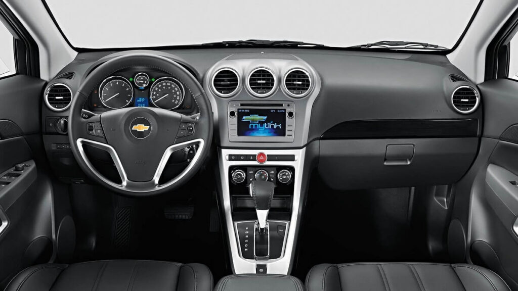 Imagem do interior da Captiva em 2023, bancos em couro painel com detalhes cromados