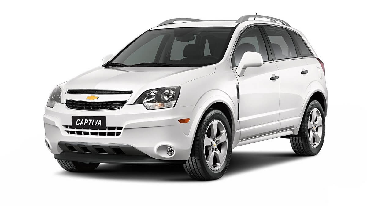Foto frontal de uma Chevrolet Captiva em 2023 branca em um estúdio de fotos